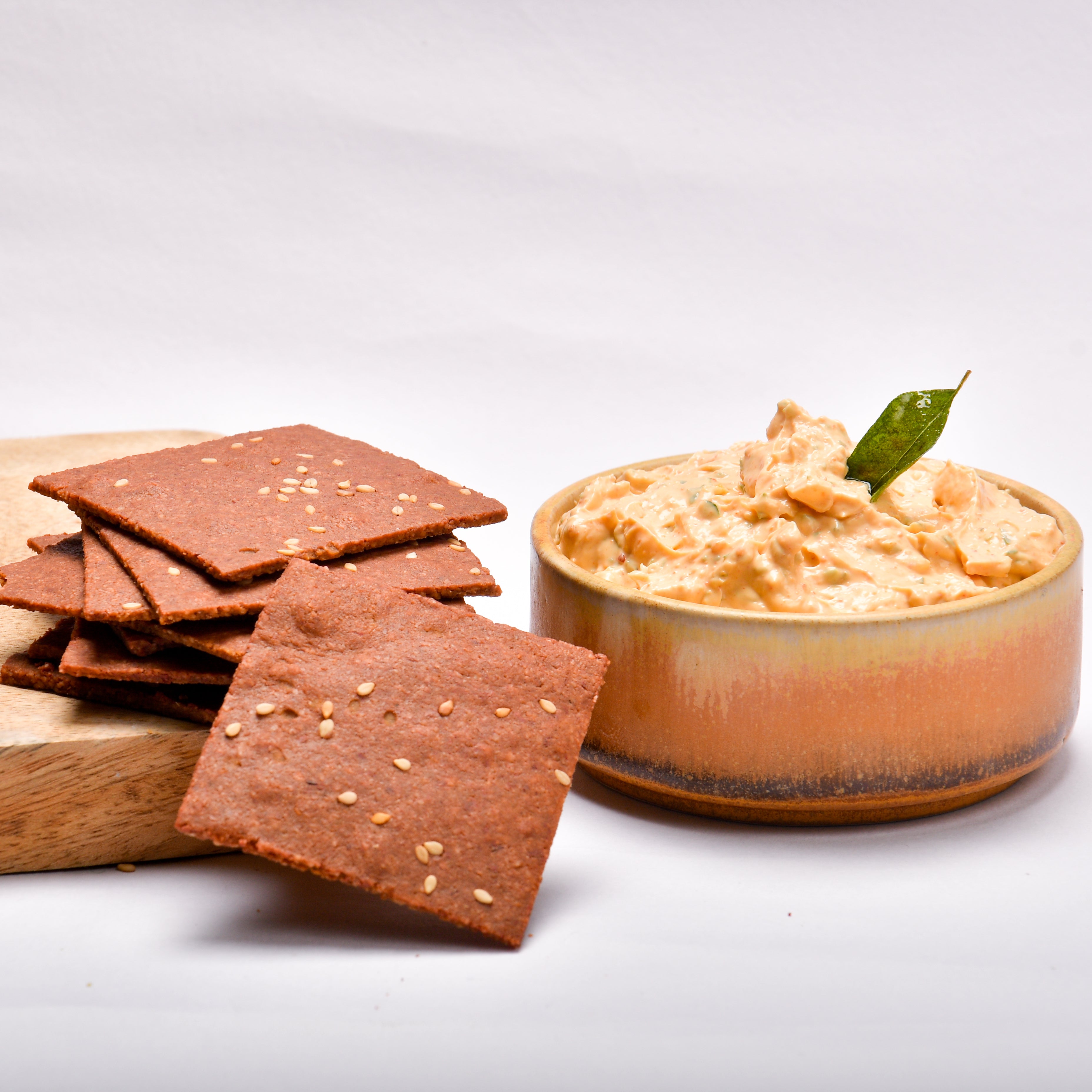 Beetroot crackers with Curry Leaves Dip